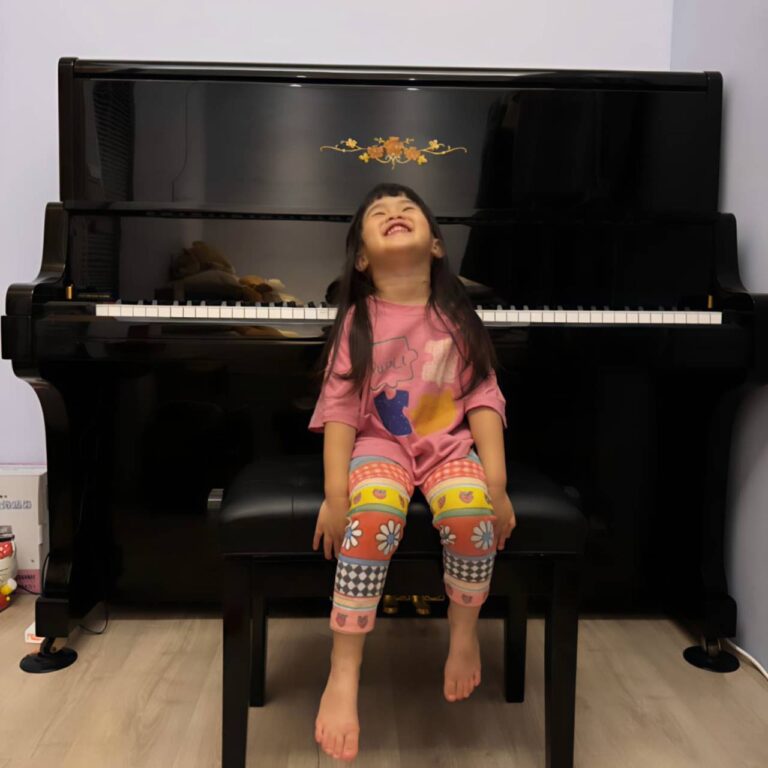 劉小姐為可愛的Rosie寶貝🥰準備來個母女四手聯彈｜KAWAI KU-80