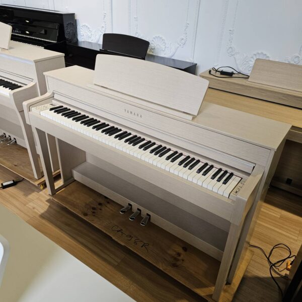 YAMAHA CLP-645WA